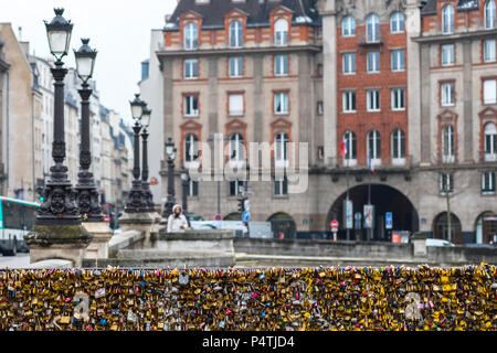 PARIS - 19. MÄRZ 2018: Liebe Vorhängeschlösser in Pont de l Archeveche" in Paris. Die Tausenden der Schlösser von der Liebenden symbolisieren für immer lieben. Stockfoto