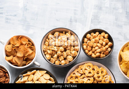 Andere Kinder von Snacks, Chips, Nüsse und Popcorn Stockfoto