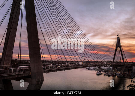 Brücke Fluss bei Sonnenuntergang Stockfoto