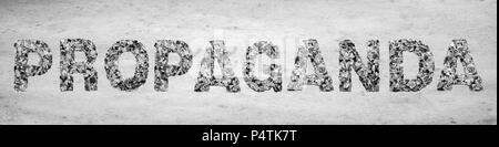 Das Wort Propaganda von Zeitung Konfetti auf altem Papier Stockfoto