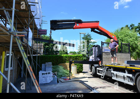 Ein Kran einen Balken in Position. Stockfoto