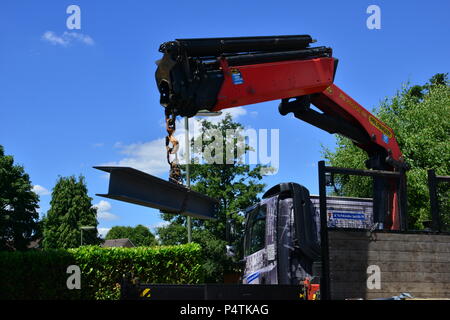 Ein Kran einen Balken in Position. Stockfoto