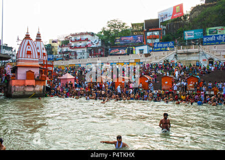 Baden ghat Szene an Har-ki-Pauri-Haridwar - Uttarakhand-India Stockfoto