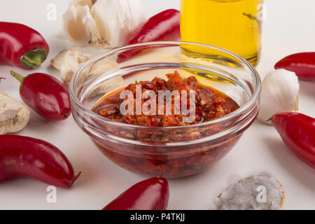 Boden chili peppers in nativem Olivenöl extra und zerdrückten Knoblauch Stockfoto