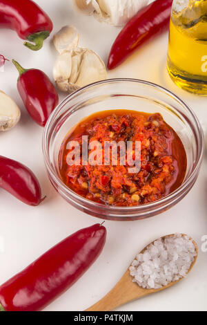 Boden chili peppers in nativem Olivenöl extra und zerdrückten Knoblauch Stockfoto