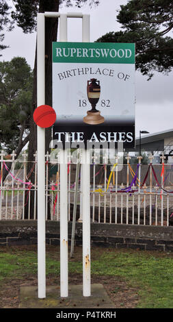 Heiligabend 1882 an ihrem Haus, 'Rupertswood' in Sunbury, Victoria, in Australien, Lady Janet Clarke gebrannt zwei hölzerne bürgt dann die Asche in einem Terrakotta Urne nach einem sozialen Cricket Match bei "rupertswood" zwischen einem lokalen Elf und den Besuch in England Team. Die Urne mit der Asche wurde dann auf Englisch cricket Captain Ivo Bligh präsentiert Sieg seines Teams in einem 1882-83 Test Match Serie zwischen Australien und England zu markieren. Stockfoto