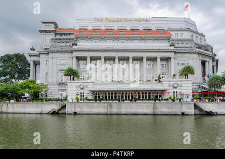 Das Fullerton Hotel ist ein 5 Sterne Hotel in der Innenstadt von Singapur entfernt. Es war früher als das General Post Office Gebäude bekannt. Stockfoto