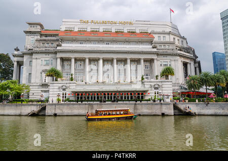 Das Fullerton Hotel ist ein 5 Sterne Hotel in der Innenstadt von Singapur entfernt. Es war früher als das General Post Office Gebäude bekannt. Stockfoto