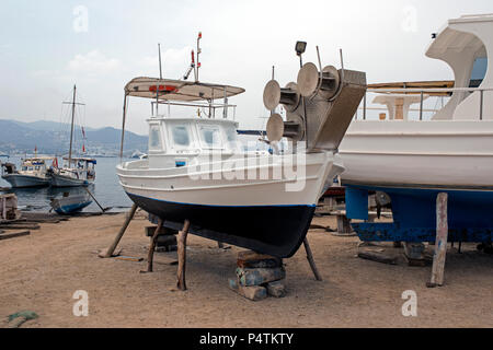 Fischerboote, hölzerne Boote und Schiffe auf der Hebebühne auf einer Werft in Bodrum, Türkei Stockfoto