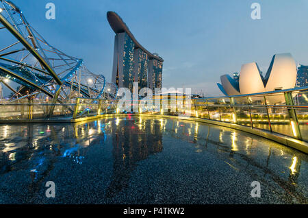 Schöne Blaue Stunde mit Singapore Art Museum der Wissenschaften, Marina Bay Sands Hotel und Helix Bridge. Diese trio Gebäude hatten Wahrzeichen für Singapur werden Stockfoto