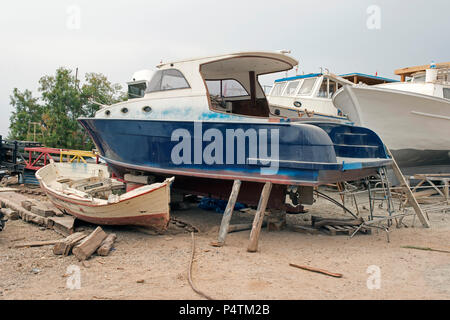 Fischerboote, hölzerne Boote und Schiffe auf der Hebebühne auf einer Werft in Bodrum, Türkei Stockfoto