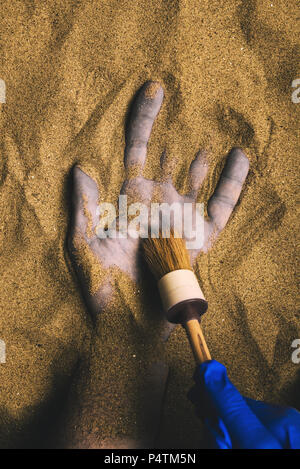 Forensische Experten entdecken Leiche in der Wüste Sand begraben. Konzeptionelle Bild für die polizeiliche Untersuchung eines kalten Fall Mord Tatort. Stockfoto