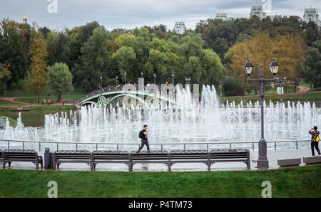 Moskau, Russland - 21. September 2017: Garten und Brunnen zeigen im Inneren Tsaritsyno Park von bunten Bäumen im frühen Winter Saison in Moskau umgeben. Stockfoto
