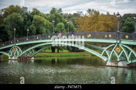 Moskau, Russland - 21. September 2017: Touristische cross Green Bridge innen Tsaritsyno Park von bunten Bäumen im frühen Winter Saison in Moskau umgeben. Stockfoto