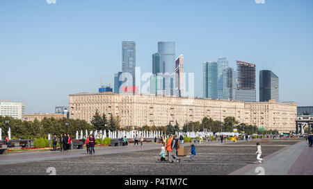 Moskau, Russland - 23. September 2017: Victory Square Park neben dem Triumphbogen in der Innenstadt von Moskau, kommen die Leute für Entspannung zu parken. Stockfoto