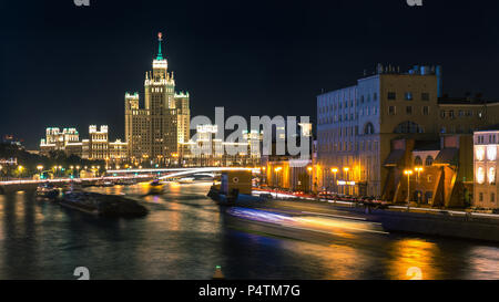 Moskau, Russland - 24. September 2017: Nacht Szene von hellem Licht Stadt und Fluss Moskau in Bewegung verschwommen von sich bewegenden Boote durch lange Verschlusszeit. Stockfoto