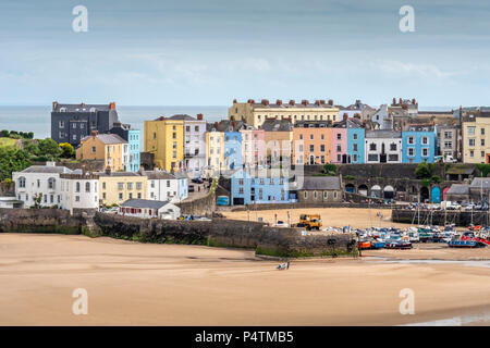 Bunte Häuser und Boote im Hafen von Tenby Pembrokeshire Wales Tenby Stockfoto