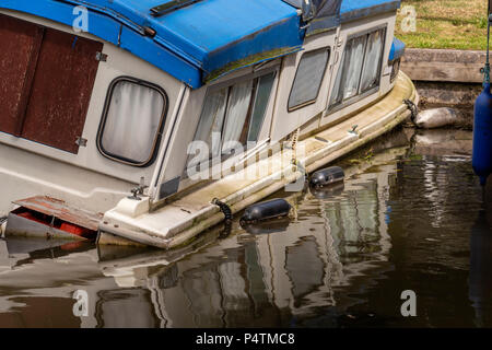 Altes Boot in der Notwendigkeit der Reparatur auf govilon Wharf Monmouthshire und Brecon Canal Abergavennny Monmouthshire Wales Stockfoto