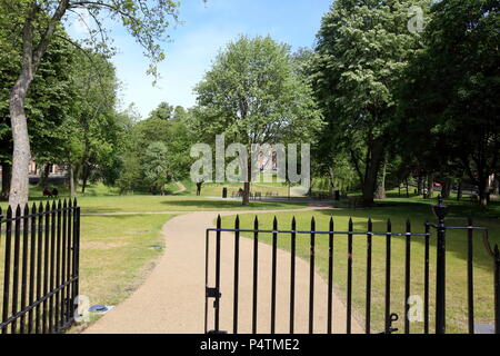 Tore für die grüne Oase der Winkley Square, Preston, UK Open. Stockfoto