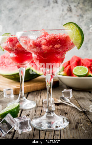Sweet Summer Wassermelone und Kalk Granita mit in Scheiben geschnittenen Wassermelone und Minze, auf weißem Hintergrund Kopie Raum Stockfoto