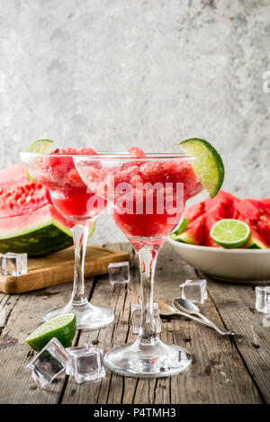 Sweet Summer Wassermelone und Kalk Granita mit in Scheiben geschnittenen Wassermelone und Minze, auf weißem Hintergrund Kopie Raum Stockfoto