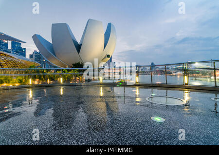Schöne Blaue Stunde mit Singapore Art Museum der Wissenschaften als aus Helix Brücke gesehen. Die Architektur ist eine Form erinnert an eine Lotus Blume zu werden. Stockfoto