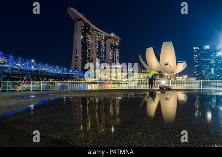 Schöne Blaue Stunde mit Singapore Art Museum der Wissenschaften, Marina Bay Sands Hotel und Helix Bridge. Diese trio Gebäude hatten Wahrzeichen für Singapur werden Stockfoto