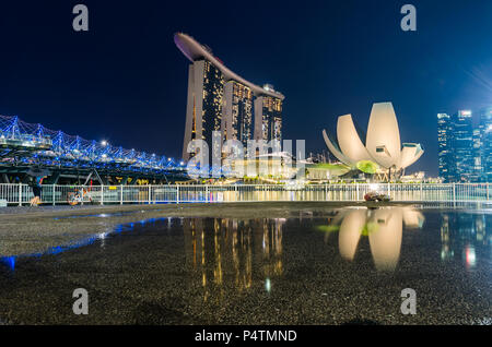 Schöne Blaue Stunde mit Singapore Art Museum der Wissenschaften, Marina Bay Sands Hotel und Helix Bridge. Diese trio Gebäude hatten Wahrzeichen für Singapur werden Stockfoto
