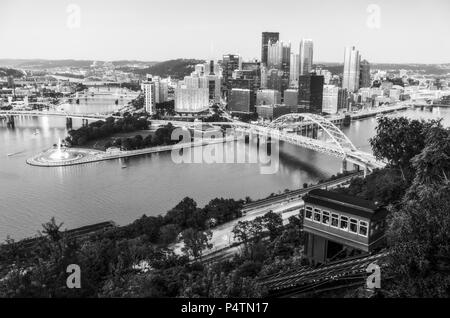 Pittsburgh, Pennsylvania, USA. 2017-08-20, schöne Pittsburgh bei Dämmerung. Stockfoto