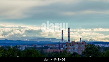 Breites Panorama des modernen, urbanen Baustelle Wohnungen Viertel in der Stadt mit grünen Bäumen, Turmdrehkrane, hohe Schornsteine unter Leitung Stockfoto