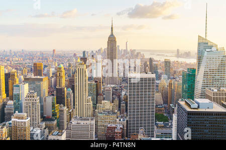 New York Skyline bei Sonnenuntergang. Stockfoto