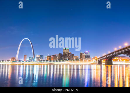 St. louis Wolkenkratzers bei Nacht mit Reflexion im Fluss, St. Louis, Missouri, USA. Stockfoto