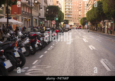 Blick auf eine Straße in einer großen Stadt Stockfoto
