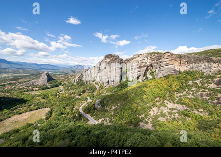 Kloster St. Nicholas Anapavsa und Kloster Varlaam Panoramaaussicht, Meteora Klöster, Trikala, Thessalien, Griechenland. Stockfoto