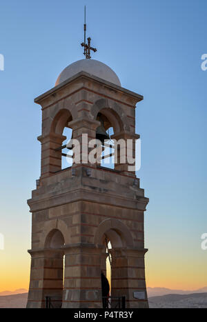 Kirchturm in Athen Lycabettus Hügel bei Sonnenuntergang in Athen, Griechenland Stockfoto