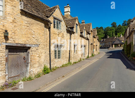 Castle Combe Wiltshire England Juni 22, 2018 Dorf Szene der Hütten auf der Straße Stockfoto