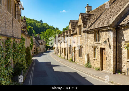 Castle Combe Wiltshire England Juni 22, 2018 Dorf Szene der Hütten auf der Straße Stockfoto