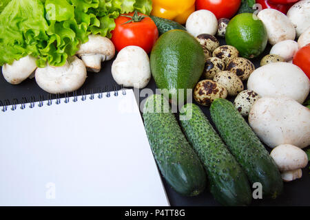 Zusammensetzung mit verschiedenen frischen biologischen Obst und Gemüse. Notebook. Kopieren Sie Platz. Von der Seite. Stockfoto