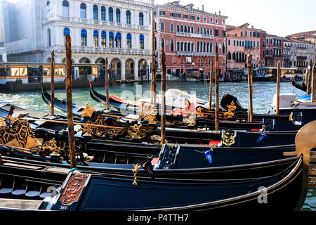 Ein helles Venedig morgen mit einer Gruppe von blue Gondeln zusammen günstig auf dem Canal Grande mit Palästen im Hintergrund, Rialto, Venedig, Italien. Stockfoto