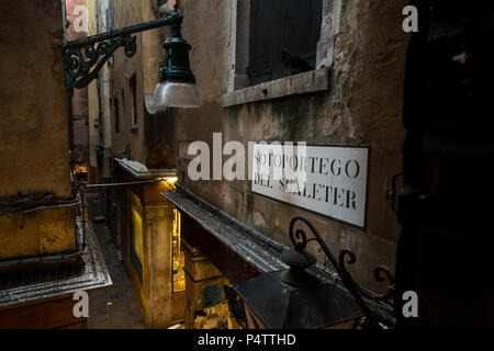 Alte Gasse im ältesten Teil von Venedig, in der Nähe der Rialto Brücke, Venedig, Italien. Stockfoto