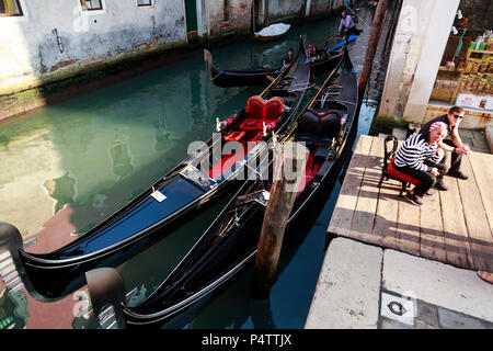 Zwei venezianische Gondolieri sitzt neben ihre Boote, Warten auf Kunden, Venedig, Italien Stockfoto