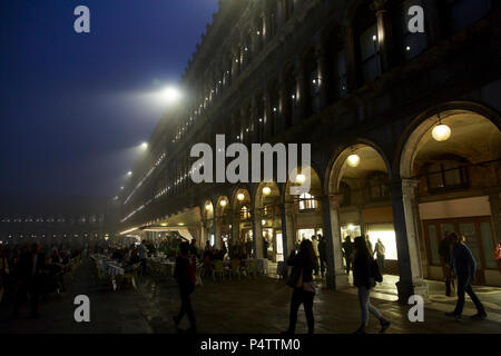 Lichter und Menschenmassen um Mitternacht auf der Piazza San Marco, Venedig, Italien. Stockfoto