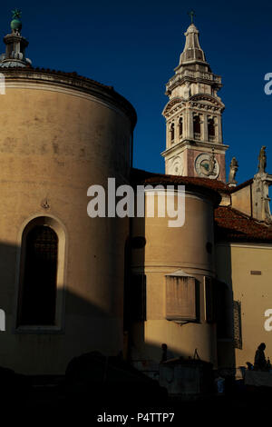 Einen anderen Blick auf die Fassaden und Turm der Griechisch-orthodoxen Kirche (Chiesa San Giorgio dei Greci), San Marco, Venedig, Italien. Stockfoto