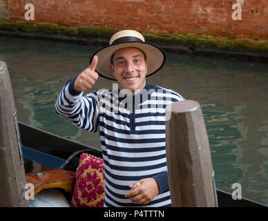 Lächelnd venezianischen Gondoliere, begeisterten Daumen hoch, Venedig, Italien Stockfoto