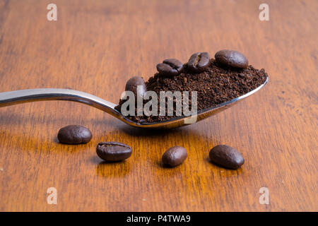 Gemahlener Kaffee Bohnen auf metalllöffel Stockfoto