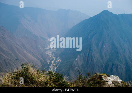 Landschaft als von Machu Picchu Mountain während der Sommersaison in den peruanischen Anden gesehen Stockfoto