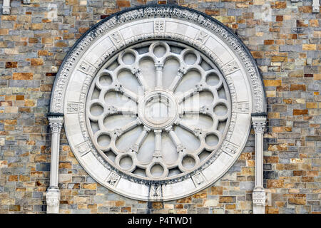 Alte neo-gotischen Flachrelief auf der Backstein Fassade des Gebäudes Stockfoto