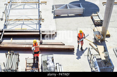 Bauarbeiter bei der Arbeit auf der Baustelle Stockfoto