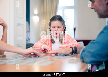 Familie spielen Memory auf dem Tisch zu Hause Stockfoto