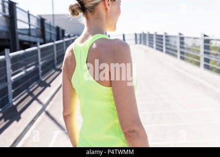 Frau in Sportbekleidung, Rückansicht Stockfoto